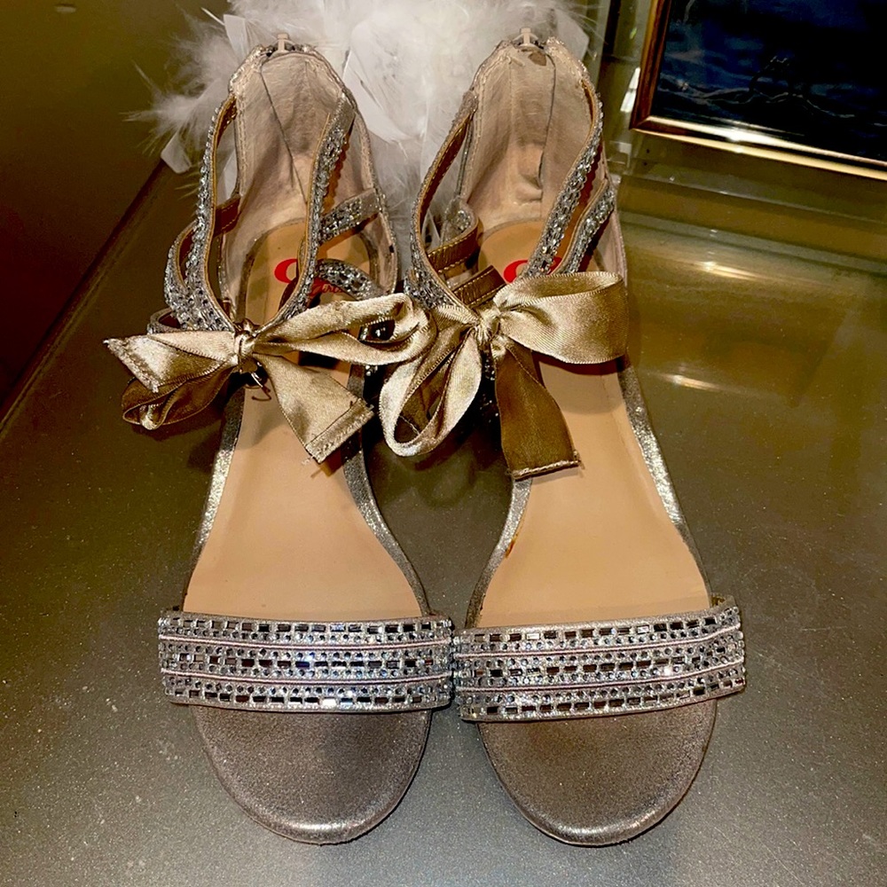 Gianni Bini Girls dress shoes| bow,zipper back heel,open toe… worn once Size 5M